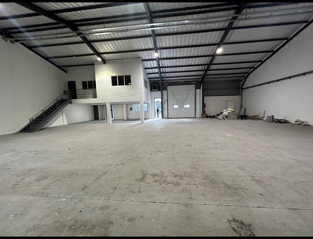 444M² WAREHOUSE TO LET IN RETREAT